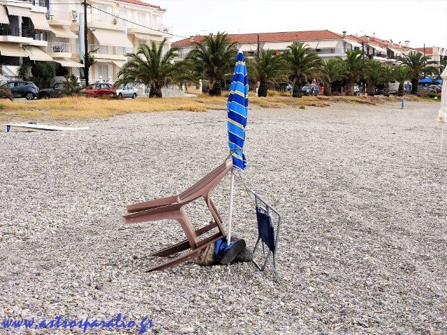 Ελληνική πατέντα: «Ρεζερβέ» σε αμμουδιά στο Αστρος Κυνουρίας με... αλυσίδες στις ξαπλώστρες [εικόνες] | iefimerida.gr 2