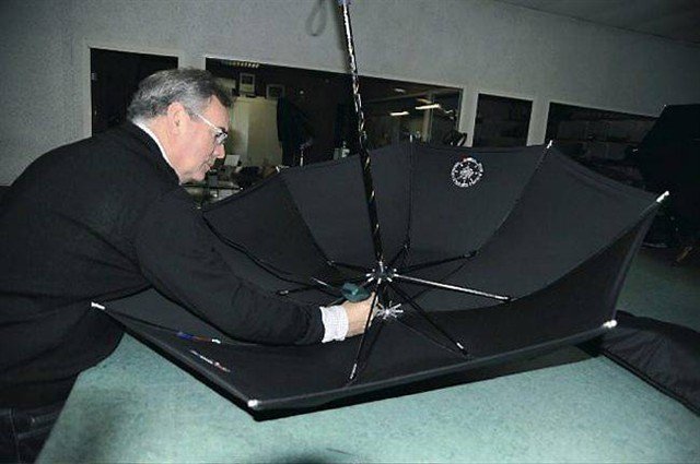 ParaPactum, η θωρακισμένη ομπρέλα που προστατεύει τον Ολάντ από πέτρες, οξύ και σφαίρες [εικόνες] | iefimerida.gr 1