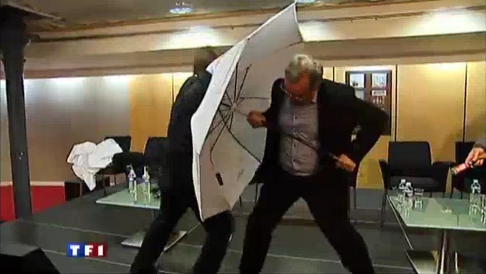 ParaPactum, η θωρακισμένη ομπρέλα που προστατεύει τον Ολάντ από πέτρες, οξύ και σφαίρες [εικόνες] | iefimerida.gr 2