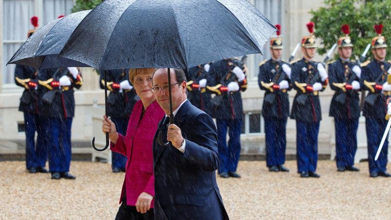 ParaPactum, η θωρακισμένη ομπρέλα που προστατεύει τον Ολάντ από πέτρες, οξύ και σφαίρες [εικόνες] | iefimerida.gr 0