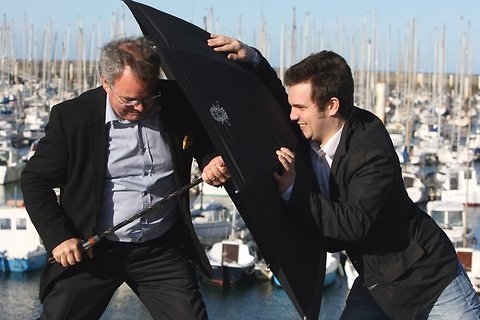 ParaPactum, η θωρακισμένη ομπρέλα που προστατεύει τον Ολάντ από πέτρες, οξύ και σφαίρες [εικόνες] | iefimerida.gr 3