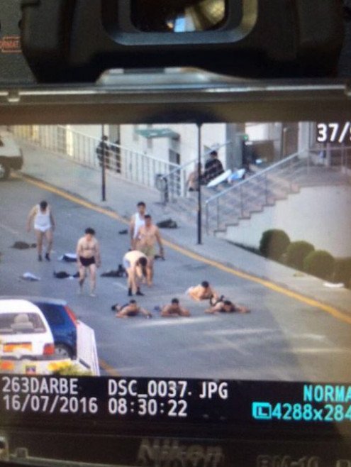 Συγκλονιστική εικόνα: Πραξικοπηματίες βγαίνουν από το αρχηγείο στρατού και παραδίδονται γυμνοί [εικόνα] | iefimerida.gr 0