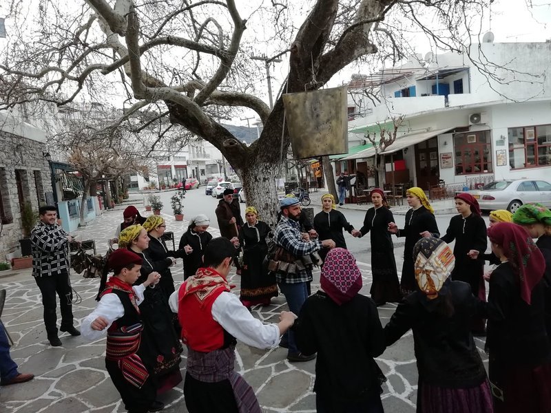 Μία αλλιώτικη Τσικνοπέμπτη στη Νάξο: Το διονυσιακό έθιμο που ξορκίζει το κακό [εικόνες & βίντεο] | iefimerida.gr 1