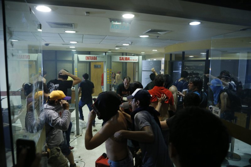 Παραγουάη: Διαδηλωτές εισέβαλαν στο Κογκρέσο και τα έκαναν γυαλιά καρφιά -Εβαλαν φωτιά [εικόνες & βίντεο] | iefimerida.gr 0