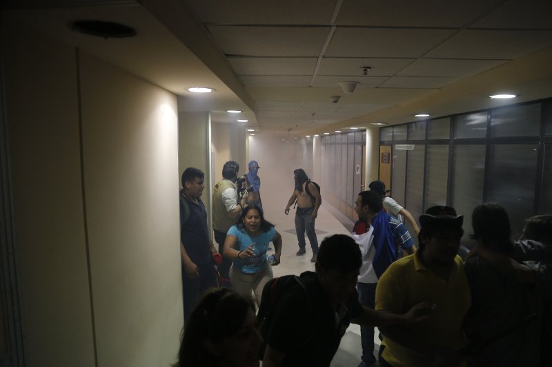 Παραγουάη: Διαδηλωτές εισέβαλαν στο Κογκρέσο και τα έκαναν γυαλιά καρφιά -Εβαλαν φωτιά [εικόνες & βίντεο] | iefimerida.gr 1