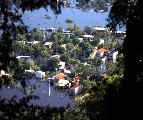 «Πνίγηκε» η Παραγουάη -Καταστροφικές πλημμύρες ανάγκασαν 200.000 άτομα να εγκαταλείψουν τα σπίτια τους [βίντεο & εικόνες] | iefimerida.gr 3