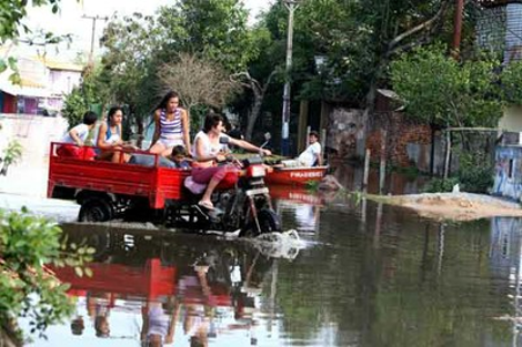«Πνίγηκε» η Παραγουάη -Καταστροφικές πλημμύρες ανάγκασαν 200.000 άτομα να εγκαταλείψουν τα σπίτια τους [βίντεο & εικόνες] | iefimerida.gr 1