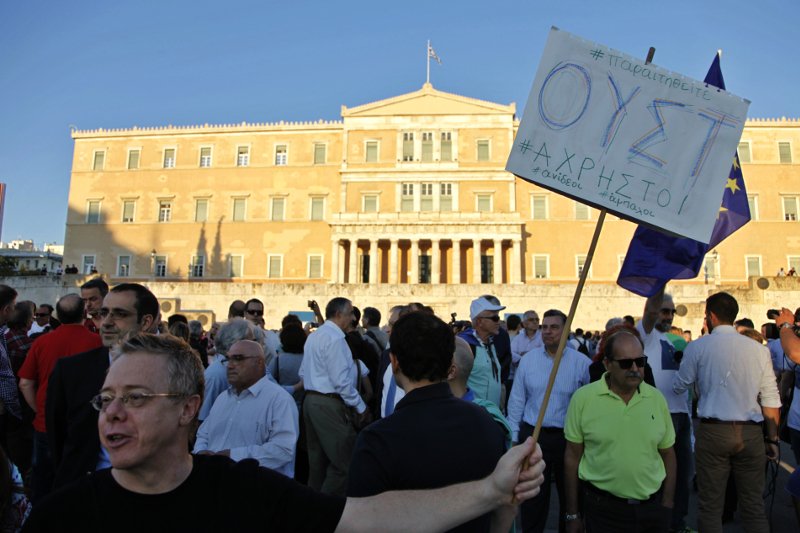 Στο Σύνταγμα οι «Παραιτηθείτε» διαδήλωσαν κατά της κυβέρνησης: «Φύγετε, μας εξαπατήσατε» [εικόνες] | iefimerida.gr 9