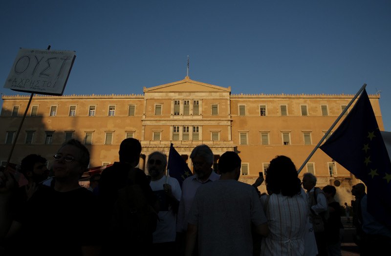 Στο Σύνταγμα οι «Παραιτηθείτε» διαδήλωσαν κατά της κυβέρνησης: «Φύγετε, μας εξαπατήσατε» [εικόνες] | iefimerida.gr 4