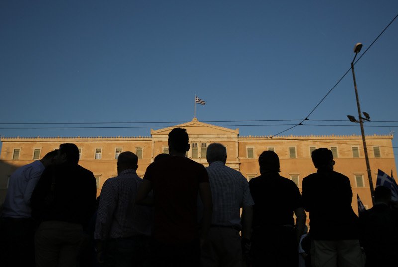 Στο Σύνταγμα οι «Παραιτηθείτε» διαδήλωσαν κατά της κυβέρνησης: «Φύγετε, μας εξαπατήσατε» [εικόνες] | iefimerida.gr 6