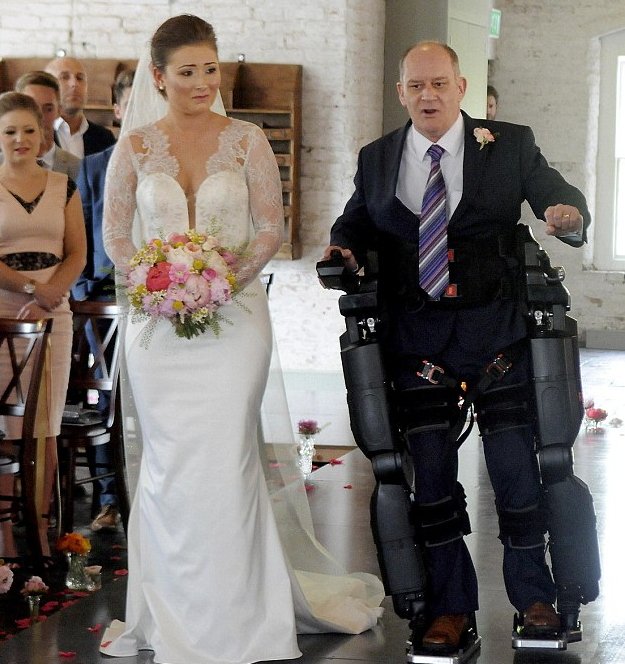 Συγκινητικό: Παράλυτος πατέρας συνόδευσε όρθιος την κόρη του στον γάμο της [εικόνες & βίντεο] | iefimerida.gr 0