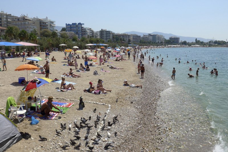 Το αδιαχώρητο στις παραλίες της Αττικής -Ασφυκτικά γεμάτες από κόσμο [εικόνες] | iefimerida.gr 0