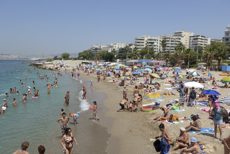 Το αδιαχώρητο στις παραλίες της Αττικής -Ασφυκτικά γεμάτες από κόσμο [εικόνες] | iefimerida.gr 1