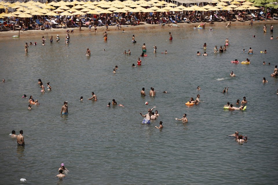 Το αδιαχώρητο στις παραλίες της Αττικής -Ασφυκτικά γεμάτες από κόσμο [εικόνες] | iefimerida.gr 4