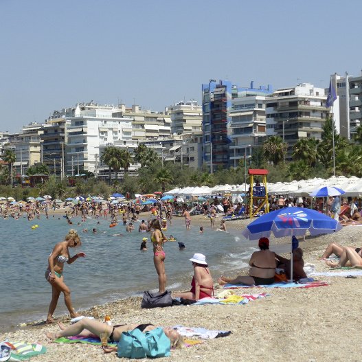 Το αδιαχώρητο στις παραλίες της Αττικής -Ασφυκτικά γεμάτες από κόσμο [εικόνες] | iefimerida.gr 3