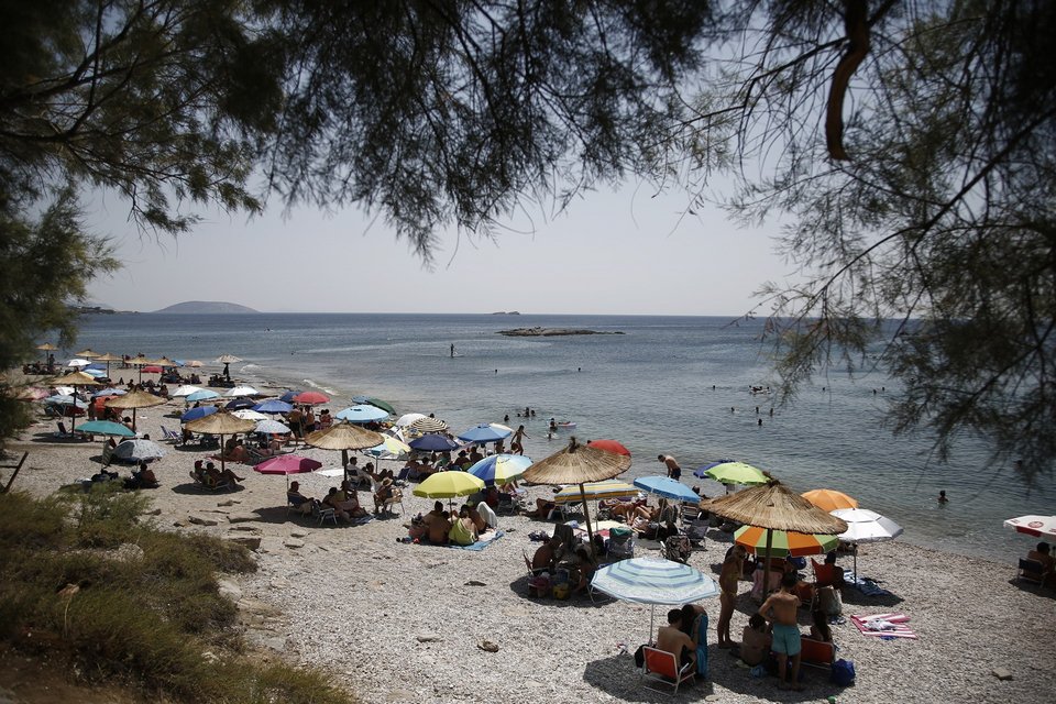 Το αδιαχώρητο στις παραλίες της Αττικής -Ασφυκτικά γεμάτες από κόσμο [εικόνες] | iefimerida.gr 5