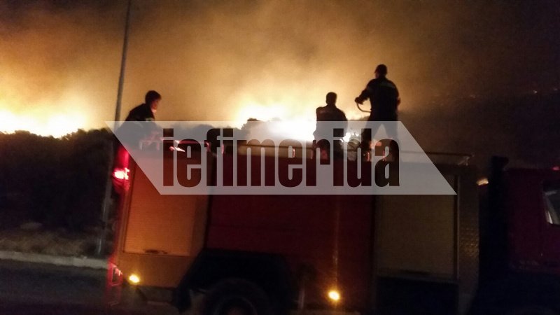 Σαρωνίδα: Εφτασε στην παραλία η μεγάλη φωτιά -Απειλούνται σπίτια [αποκλειστικές εικόνες & βίντεο] | iefimerida.gr 0