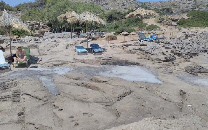 Απίστευτο κι όμως ελληνικό: Τσιμέντωσαν δημοφιλή παραλία της Ρόδου [εικόνα] | iefimerida.gr 0