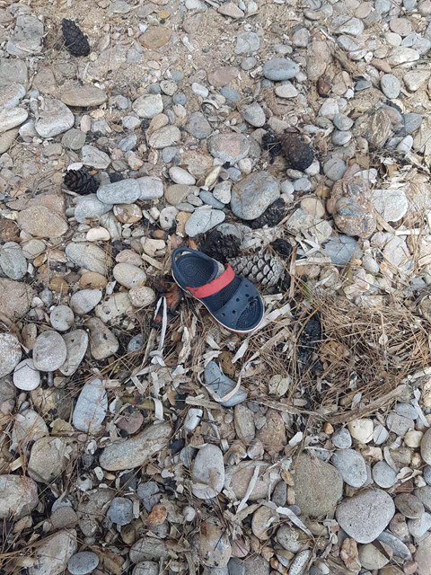 Η παραλία στο Μάτι με τις σαγιονάρες και τα παπούτσια -Από εκεί έπεσαν μαζικά στη θάλασσα για να σωθούν [εικόνες] | iefimerida.gr 9