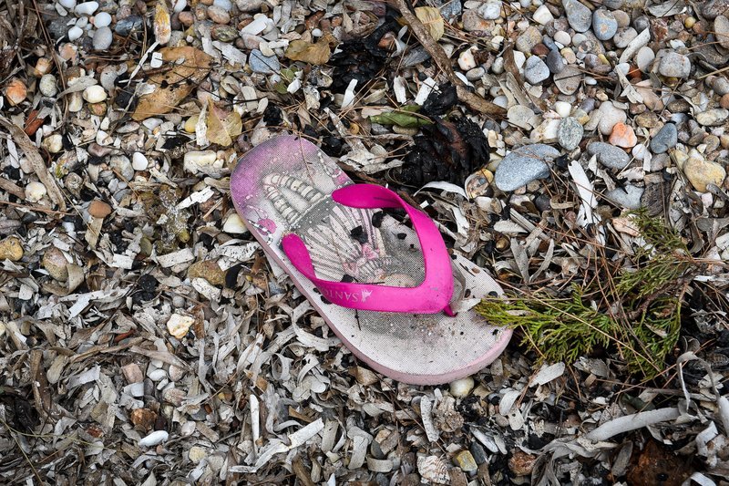 Η παραλία στο Μάτι με τις σαγιονάρες και τα παπούτσια -Από εκεί έπεσαν μαζικά στη θάλασσα για να σωθούν [εικόνες] | iefimerida.gr 7