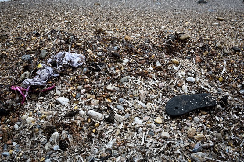 Η παραλία στο Μάτι με τις σαγιονάρες και τα παπούτσια -Από εκεί έπεσαν μαζικά στη θάλασσα για να σωθούν [εικόνες] | iefimerida.gr 6