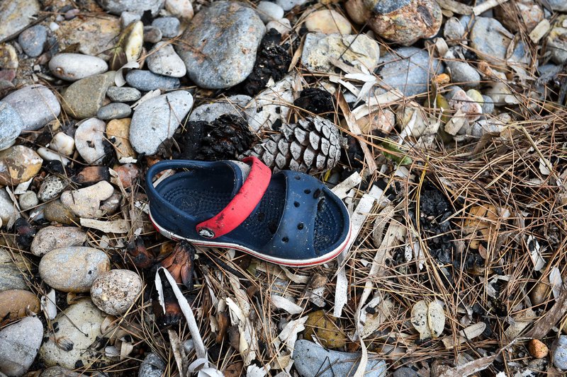 Η παραλία στο Μάτι με τις σαγιονάρες και τα παπούτσια -Από εκεί έπεσαν μαζικά στη θάλασσα για να σωθούν [εικόνες] | iefimerida.gr 5