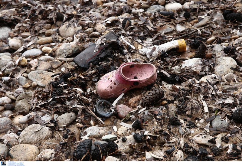 Η παραλία στο Μάτι με τις σαγιονάρες και τα παπούτσια -Από εκεί έπεσαν μαζικά στη θάλασσα για να σωθούν [εικόνες] | iefimerida.gr 4