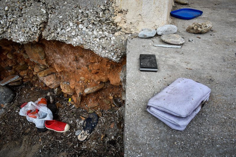 Η παραλία στο Μάτι με τις σαγιονάρες και τα παπούτσια -Από εκεί έπεσαν μαζικά στη θάλασσα για να σωθούν [εικόνες] | iefimerida.gr 3