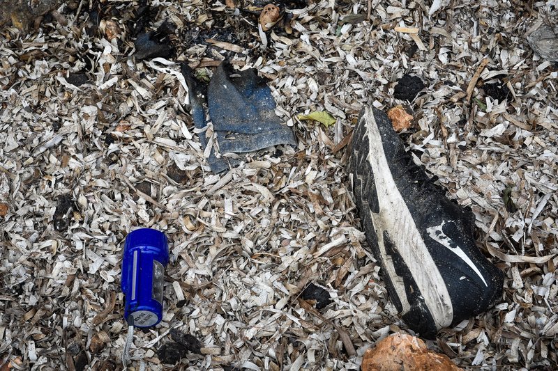 Η παραλία στο Μάτι με τις σαγιονάρες και τα παπούτσια -Από εκεί έπεσαν μαζικά στη θάλασσα για να σωθούν [εικόνες] | iefimerida.gr 2