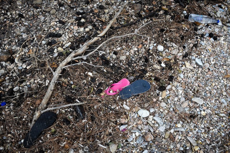 Η παραλία στο Μάτι με τις σαγιονάρες και τα παπούτσια -Από εκεί έπεσαν μαζικά στη θάλασσα για να σωθούν [εικόνες] | iefimerida.gr 1