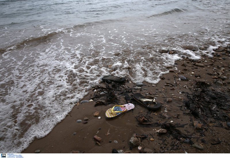 Η παραλία στο Μάτι με τις σαγιονάρες και τα παπούτσια -Από εκεί έπεσαν μαζικά στη θάλασσα για να σωθούν [εικόνες] | iefimerida.gr 0