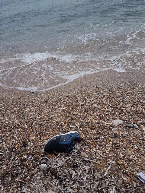 Η παραλία στο Μάτι με τις σαγιονάρες και τα παπούτσια -Από εκεί έπεσαν μαζικά στη θάλασσα για να σωθούν [εικόνες] | iefimerida.gr 12