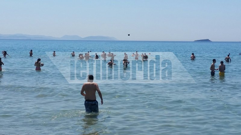 Η ζέστη έπιασε τους Αθηναίους και βγήκαν στις παραλίες για βουτιά στη θάλασσα [εικόνες] | iefimerida.gr 0