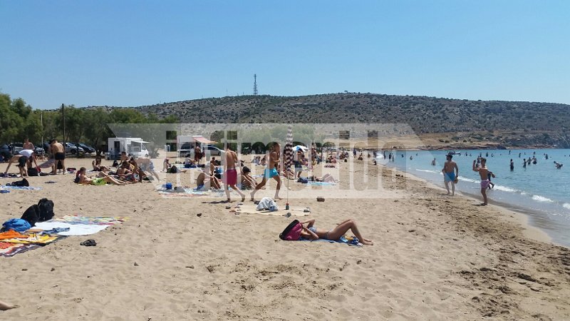 Η ζέστη έπιασε τους Αθηναίους και βγήκαν στις παραλίες για βουτιά στη θάλασσα [εικόνες] | iefimerida.gr 1