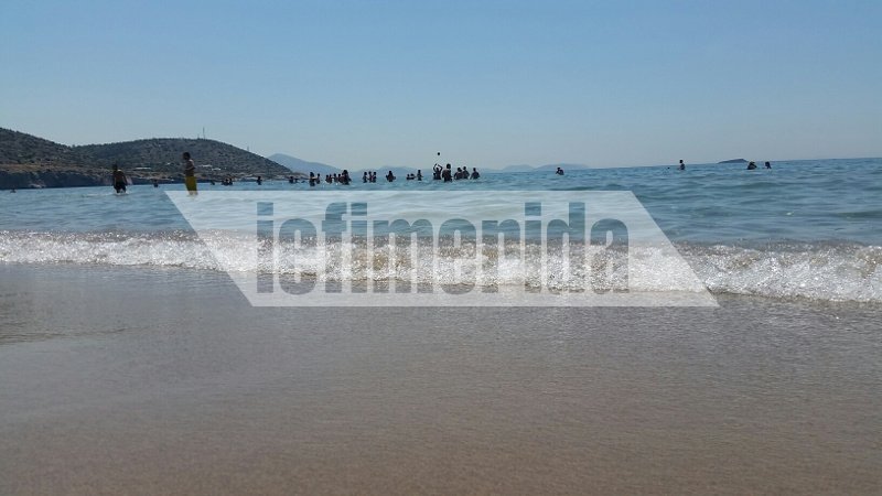 Η ζέστη έπιασε τους Αθηναίους και βγήκαν στις παραλίες για βουτιά στη θάλασσα [εικόνες] | iefimerida.gr 2