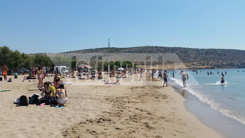 Η ζέστη έπιασε τους Αθηναίους και βγήκαν στις παραλίες για βουτιά στη θάλασσα [εικόνες] | iefimerida.gr 3