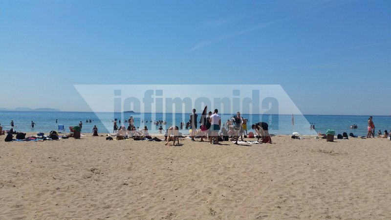 Η ζέστη έπιασε τους Αθηναίους και βγήκαν στις παραλίες για βουτιά στη θάλασσα [εικόνες] | iefimerida.gr 5