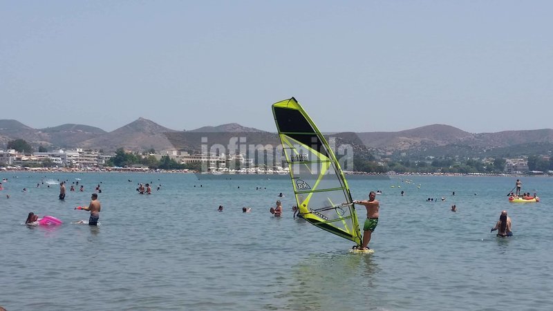 Αδειασε η Αθήνα, γέμισαν οι παραλίες -Για μια «ανάσα» από τον καύσωνα [εικόνες] | iefimerida.gr 3