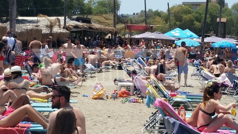 Το αδιαχώρητο στις παραλίες της Αττικής -Εσπευσαν για βουτιές οι Αθηναίοι [εικόνες] | iefimerida.gr 4