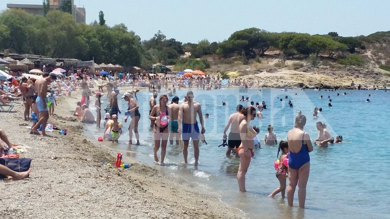 Το αδιαχώρητο στις παραλίες της Αττικής -Εσπευσαν για βουτιές οι Αθηναίοι [εικόνες] | iefimerida.gr 3