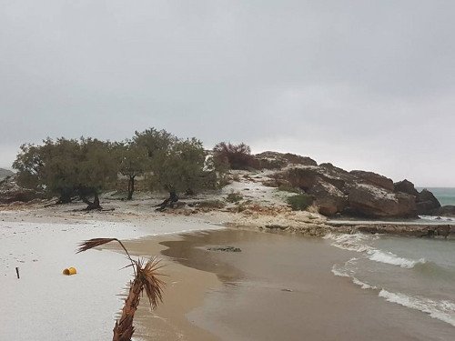 Εκπληκτικές φωτογραφίες από την Κρήτη στα λευκά! Χιόνι ως τις βάρκες [εικόνες] | iefimerida.gr 11