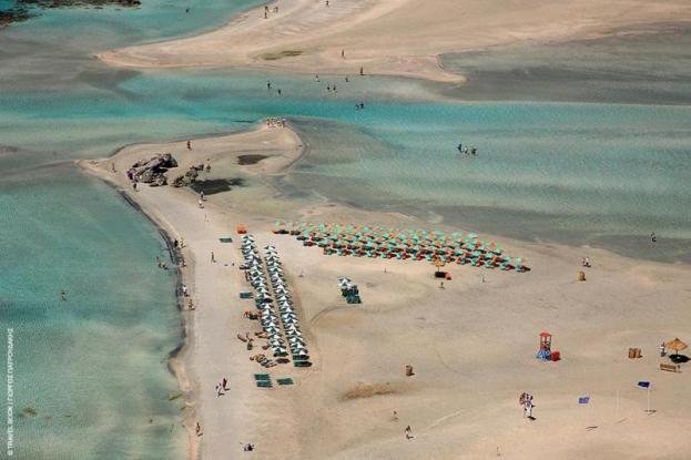 Κρήτη: «Σφάζονται» δύο δήμοι για το Ελαφονήσι - Ποιος θα εκμεταλλεύεται την εξωτική παραλία | iefimerida.gr 1
