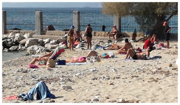 Η εικόνα των παραλιών στα νότια προάστια, σήμερα το μεσημέρι /Φωτογραφία: notia.gr