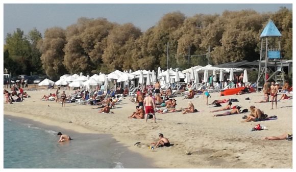 Ηλιθεραπεία και βουτιές /Φωτογραφία: notia.gr