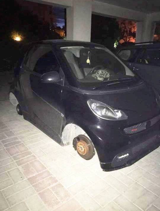 Κλέφτες με... φιλότιμο: Επέστρεψαν τις ρόδες στο αμάξι του παραολυμπιονίκη Τσαπατάκη [εικόνες] | iefimerida.gr 0