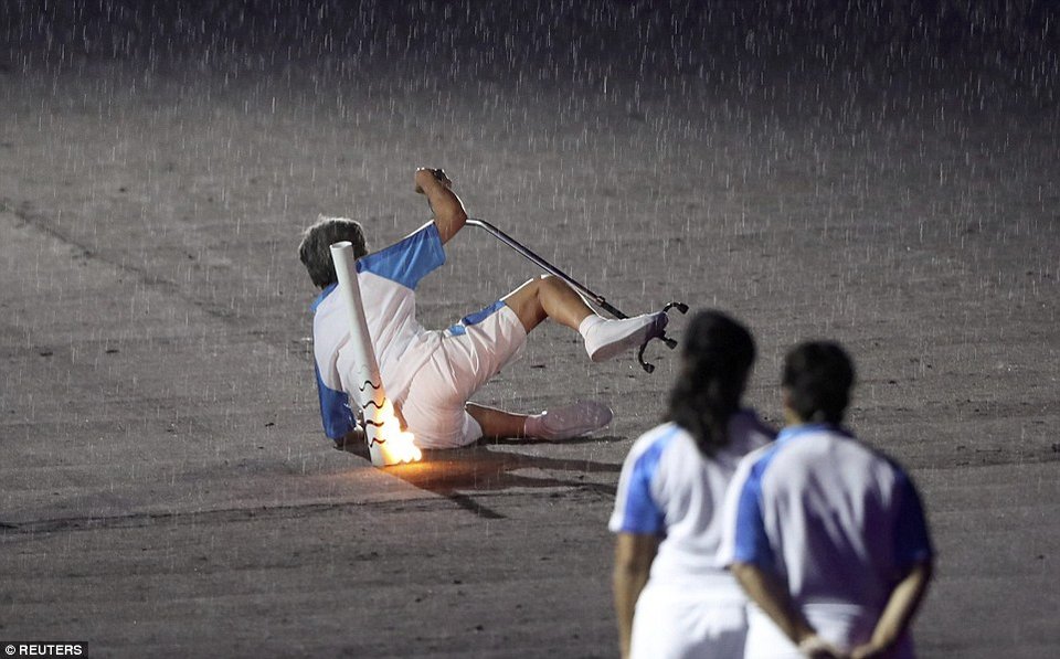 Συγκλονιστική στιγμή στην τελετή έναρξης: Παραολυμπιονίκης έπεσε με τη φλόγα στα χέρια και ξανασηκώθηκε [βίντεο] | iefimerida.gr 1