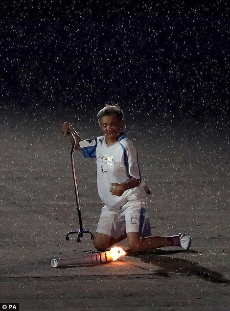 Συγκλονιστική στιγμή στην τελετή έναρξης: Παραολυμπιονίκης έπεσε με τη φλόγα στα χέρια και ξανασηκώθηκε [βίντεο] | iefimerida.gr 2