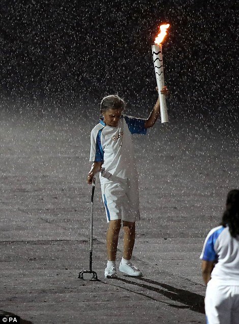 Συγκλονιστική στιγμή στην τελετή έναρξης: Παραολυμπιονίκης έπεσε με τη φλόγα στα χέρια και ξανασηκώθηκε [βίντεο] | iefimerida.gr 3