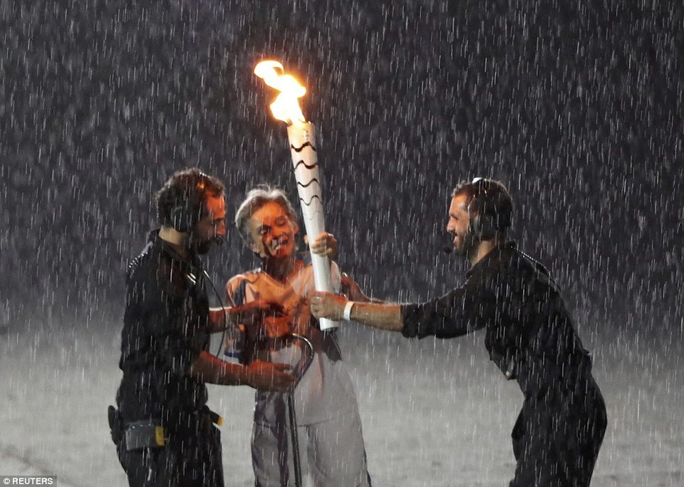 Συγκλονιστική στιγμή στην τελετή έναρξης: Παραολυμπιονίκης έπεσε με τη φλόγα στα χέρια και ξανασηκώθηκε [βίντεο] | iefimerida.gr 4