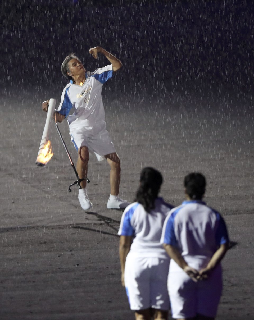 Συγκλονιστική στιγμή στην τελετή έναρξης: Παραολυμπιονίκης έπεσε με τη φλόγα στα χέρια και ξανασηκώθηκε [βίντεο] | iefimerida.gr 0